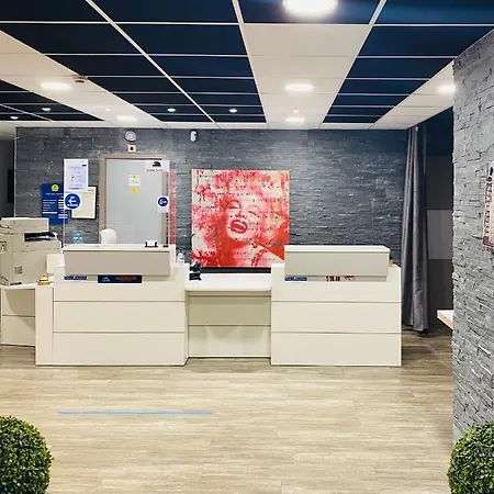 Szálloda Atoll Logis Angers, 3*